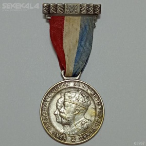 مدال یادبود تاجگذاری جرج پنجم و ملکه مری بریتانیا 1935 (جشن نقره ای)(با روبان فابریک)