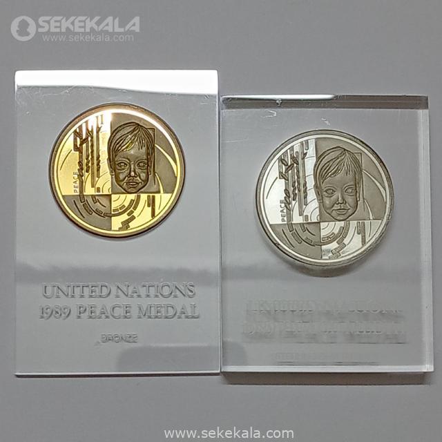 {"capture_mode":"AutoModule","fa جفت مدال نقره و برنز صلح سازمان ملل 1989 (داخل قاب فابریک)
