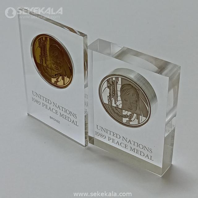 {"capture_mode":"AutoModule","fa جفت مدال نقره و برنز صلح سازمان ملل 1989 (داخل قاب فابریک)