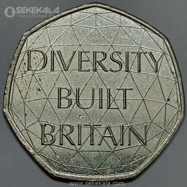 Coin collection store sekekala.com040114 (188) 4. سکه 50 پنس - یادبود تنوع، بنیان بریتانیا روی این سکه عبارت "DIVERSITY BUILT BRITAIN" (تنوع، بنیان بریتانیا) نوشته شده است که نشاندهنده تأثیر جوامع مختلف در شکلگیری فرهنگ و اقتصاد بریتانیا است. پسزمینه طرحی هندسی دارد که نشاندهنده تنوع و ارتباط بین مردم مختلف است.