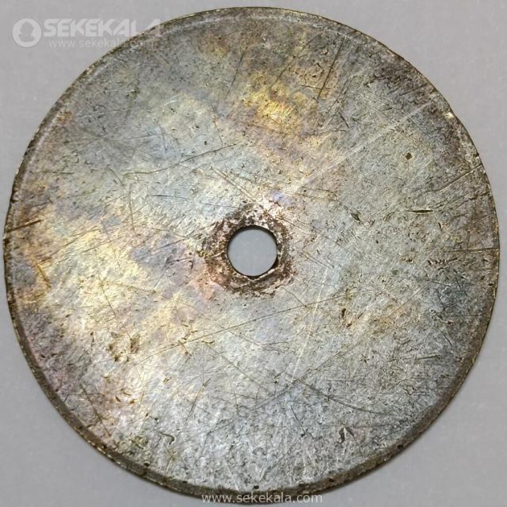 ژتون بانک تهران، یکی از ابزارهای اداری در بانکداری سنتی ایران بود که برای مدیریت گردش اسناد و رسیدها در شعبه‌ها به کار می‌رفت. این ژتون فلزی متعلق به شعبه پهلوی و مشخص‌شده با چرخ شماره ۲۹ است. بانک تهران در سال ۱۳۲۴ تأسیس شد و تا پیش از انقلاب، یکی از بانک‌های مهم خصوصی کشور بود. پس از ملی‌سازی بانک‌ها، این بانک در سال ۱۳۵۸ با چند بانک دیگر ادغام و بخشی از بانک ملت شد. امروزه ژتون‌های این بانک به‌عنوان یادگارهایی از تاریخ بانکداری ایران، ارزش کلکسیونی دارند.