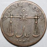 در آغاز قرن نوزدهم، کمپانی هند شرقی (East India Company) که از سده‌ی ۱۷ میلادی به‌عنوان یک بنگاه تجاری بریتانیایی در هند فعالیت می‌کرد، عملاً به قدرت حکومتی مستقل در شبه‌قاره بدل شده بود. پس از سقوط امپراتوری مغول و ضعف قدرت‌های محلی، کمپانی توانست با در اختیار گرفتن حکومت‌های منطقه‌ای، سکه‌هایی با نام و نشان خود ضرب کند؛ سکه‌هایی که هم کارکرد اقتصادی داشتند و هم نقش ابزار سیاسی و ایدئولوژیک را ایفا می‌کردند. یکی از نمونه‌های برجسته در این دوره، ¼ آنه مسی با نقش "عدل" و ترازو است؛ سکه‌ای که نه‌تنها ابزار مبادله‌ی روزمره، بلکه تجسمی از زبان استعمار با استفاده از مفاهیم بومی و مذهبی بود.