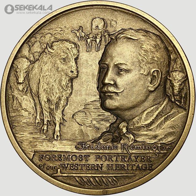 coin collection store.www.sekekala.com040423 (11) این مدال یادبود هنری، اثری از فردریک رمنگتون، نقاش و مجسمهساز برجسته آمریکایی، است که در سال ۱۹۰۵ ضرب شده است. طراحی آن یک سوارکار را در حال رام کردن اسبی وحشی نشان میدهد که با مار زنگی (Rattlesnake) درگیر است، نمادی از زندگی پرماجرا و خشن غرب وحشی. این مدال با کیفیت بالا، بهعنوان یکی از شاهکارهای رمنگتون، یادگاری ارزشمند برای مجموعهداران و علاقهمندان به هنر و تاریخ غرب آمریکا محسوب میشود. متن حکاکیشده "THE RATTLESNAKE" و امضای "J.E. Fraser 1905" اصالت و تاریخچه آن را تأیید میکند.