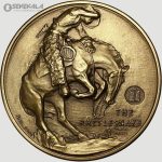 این مدال یادبود هنری، اثری از فردریک رمنگتون، نقاش و مجسمه‌ساز برجسته آمریکایی، است که در سال ۱۹۰۵ ضرب شده است. طراحی آن یک سوارکار را در حال رام کردن اسبی وحشی نشان می‌دهد که با مار زنگی (Rattlesnake) درگیر است، نمادی از زندگی پرماجرا و خشن غرب وحشی. این مدال با کیفیت بالا، به‌عنوان یکی از شاهکارهای رمنگتون، یادگاری ارزشمند برای مجموعه‌داران و علاقه‌مندان به هنر و تاریخ غرب آمریکا محسوب می‌شود. متن حکاکی‌شده "THE RATTLESNAKE" و امضای "J.E. Fraser 1905" اصالت و تاریخچه آن را تأیید می‌کند.