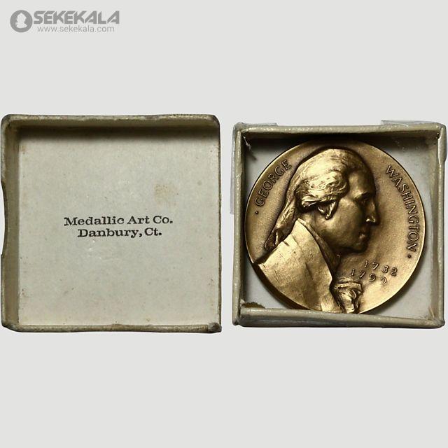 coin collection store.www.sekekala.com040423 (15) ین مدال یادبود به مناسبت دویستمین سالگرد انقلاب آمریکا (۱۷۷۶-۱۹۷۶) توسط ایالت واشنگتن ضرب شده است. طراحی آن شامل یک ستون تزئینی با روبان و شاخه زیتون است که نماد صلح و پیروزی است. تاریخهای ۱۷۷۶ و ۱۹۷۶ نشاندهنده آغاز انقلاب و جشن دویستمین سالگرد آن هستند. این مدال با کیفیت بالا، یادگاری تاریخی ارزشمند برای مجموعهداران و علاقهمندان به تاریخ آمریکا محسوب میشود. روی دیگر مدال پرتره جورج واشنگتن، اولین رئیسجمهور آمریکا، با سالهای تولد (۱۷۳۲) و درگذشت (۱۷۹۹) او حک شده است. توضیح تاریخی: