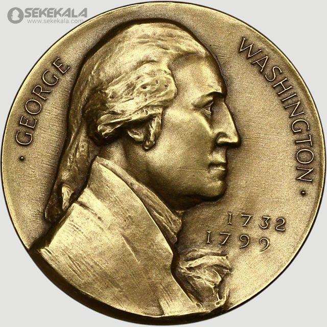 coin collection store.www.sekekala.com040423 (16) ین مدال یادبود به مناسبت دویستمین سالگرد انقلاب آمریکا (۱۷۷۶-۱۹۷۶) توسط ایالت واشنگتن ضرب شده است. طراحی آن شامل یک ستون تزئینی با روبان و شاخه زیتون است که نماد صلح و پیروزی است. تاریخهای ۱۷۷۶ و ۱۹۷۶ نشاندهنده آغاز انقلاب و جشن دویستمین سالگرد آن هستند. این مدال با کیفیت بالا، یادگاری تاریخی ارزشمند برای مجموعهداران و علاقهمندان به تاریخ آمریکا محسوب میشود. روی دیگر مدال پرتره جورج واشنگتن، اولین رئیسجمهور آمریکا، با سالهای تولد (۱۷۳۲) و درگذشت (۱۷۹۹) او حک شده است. توضیح تاریخی: