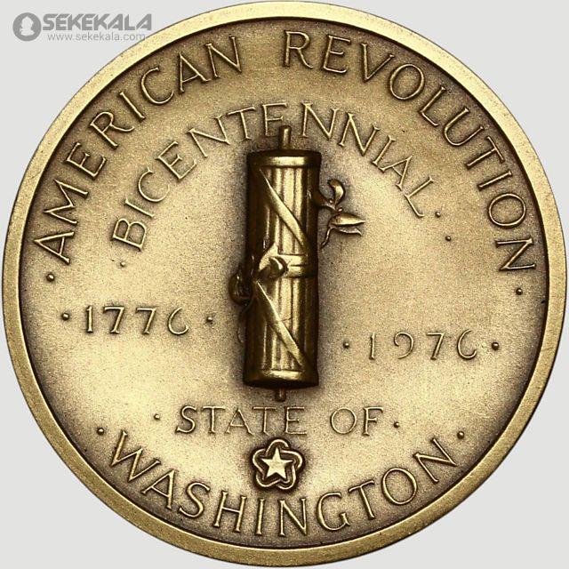 coin collection store.www.sekekala.com040423 (17) ین مدال یادبود به مناسبت دویستمین سالگرد انقلاب آمریکا (۱۷۷۶-۱۹۷۶) توسط ایالت واشنگتن ضرب شده است. طراحی آن شامل یک ستون تزئینی با روبان و شاخه زیتون است که نماد صلح و پیروزی است. تاریخهای ۱۷۷۶ و ۱۹۷۶ نشاندهنده آغاز انقلاب و جشن دویستمین سالگرد آن هستند. این مدال با کیفیت بالا، یادگاری تاریخی ارزشمند برای مجموعهداران و علاقهمندان به تاریخ آمریکا محسوب میشود. روی دیگر مدال پرتره جورج واشنگتن، اولین رئیسجمهور آمریکا، با سالهای تولد (۱۷۳۲) و درگذشت (۱۷۹۹) او حک شده است. توضیح تاریخی: