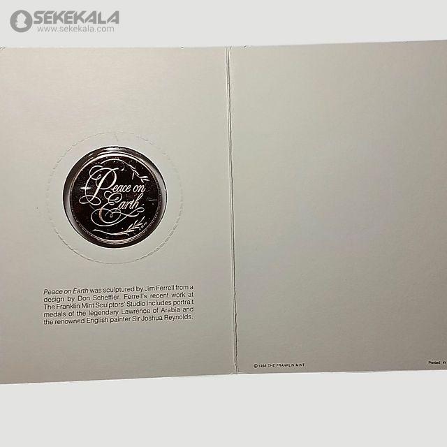 coin collection store.www.sekekala.com040423 (25) این مدال یادبود توسط فرانکلین مینت (The Franklin Mint) در سال ۱۹۸۴ ضرب شده و با عنوان "Peace on Earth" (صلح بر زمین) عرضه شده است. طراحی آن توسط جیم فرل (Jim Ferrell) و دن شفلر (Don Schufler) از استودیو مجسمهسازان فرانکلین مینت انجام شده و بر اساس کار اخیر فرل الهام گرفته شده است. این مدال شامل پرترهای از لارنس عربستان و مدالهای نقاشیشده توسط نقاش برجسته انگلیسی، سر جوشوا رینولدز (Sir Joshua Reynolds) است. متن حکاکیشده "Peace on Earth" همراه با شاخههای زیتون، نماد صلح و امید را به تصویر میکشد. این قطعه در یک قاب تزئینی ارائه شده و برای مجموعهداران سکه و علاقهمندان به هنر و تاریخ ارزشمند است.