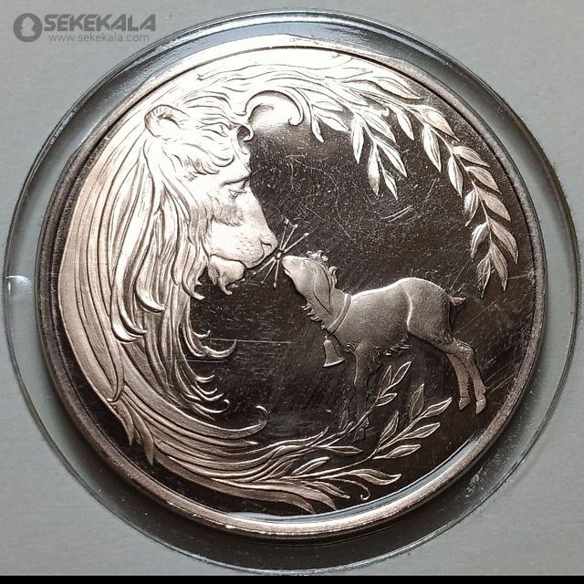 coin collection store.www.sekekala.com040423 (26) این مدال یادبود توسط فرانکلین مینت (The Franklin Mint) در سال ۱۹۸۴ ضرب شده و با عنوان "Peace on Earth" (صلح بر زمین) عرضه شده است. طراحی آن توسط جیم فرل (Jim Ferrell) و دن شفلر (Don Schufler) از استودیو مجسمهسازان فرانکلین مینت انجام شده و بر اساس کار اخیر فرل الهام گرفته شده است. این مدال شامل پرترهای از لارنس عربستان و مدالهای نقاشیشده توسط نقاش برجسته انگلیسی، سر جوشوا رینولدز (Sir Joshua Reynolds) است. متن حکاکیشده "Peace on Earth" همراه با شاخههای زیتون، نماد صلح و امید را به تصویر میکشد. این قطعه در یک قاب تزئینی ارائه شده و برای مجموعهداران سکه و علاقهمندان به هنر و تاریخ ارزشمند است.