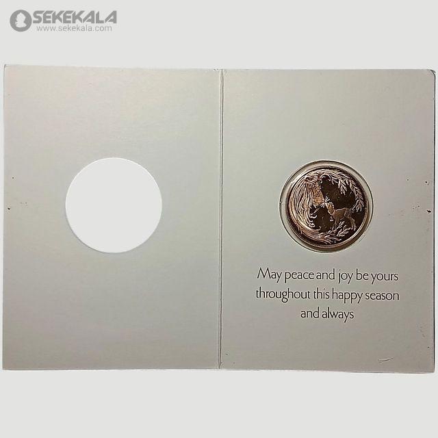 coin collection store.www.sekekala.com040423 (28) این مدال یادبود توسط فرانکلین مینت (The Franklin Mint) در سال ۱۹۸۴ ضرب شده و با عنوان "Peace on Earth" (صلح بر زمین) عرضه شده است. طراحی آن توسط جیم فرل (Jim Ferrell) و دن شفلر (Don Schufler) از استودیو مجسمهسازان فرانکلین مینت انجام شده و بر اساس کار اخیر فرل الهام گرفته شده است. این مدال شامل پرترهای از لارنس عربستان و مدالهای نقاشیشده توسط نقاش برجسته انگلیسی، سر جوشوا رینولدز (Sir Joshua Reynolds) است. متن حکاکیشده "Peace on Earth" همراه با شاخههای زیتون، نماد صلح و امید را به تصویر میکشد. این قطعه در یک قاب تزئینی ارائه شده و برای مجموعهداران سکه و علاقهمندان به هنر و تاریخ ارزشمند است.