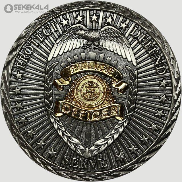 coin collection store.www.sekekala.com040423 (33) این مدال یادبود به افتخار افسران پلیس طراحی شده و با شعار "PROTECT - DEFEND - SERVE" (حفاظت، دفاع، خدمت) حکاکی شده است. طراحی آن شامل یک عقاب با بالهای گشوده است که نماد قدرت، آزادی و وفاداری است، و در مرکز یک نشان پلیس با نوارهایی با عنوان "POLICE OFFICER" قرار دارد. حاشیه مدال با ستارهها و طرحهای تزئینی احاطه شده که جلوهای رسمی و افتخارآمیز به آن میبخشد. روی دیگر مدال، که تصویر یک عقاب بر فراز پرچم آمریکا با متن "Whom Shall I Send And Who Will Go For Us" (کدامین را بفرستم و کی برای ما خواهد رفت) است، به ارزشهای داوطلبانه و فداکاری اشاره دارد. این مدال برای مجموعهداران و افرادی که به خدمات پلیس احترام میگذارند، ارزشمند است. زمان و مکان دقیق ضرب آن در تصویر مشخص نیست.