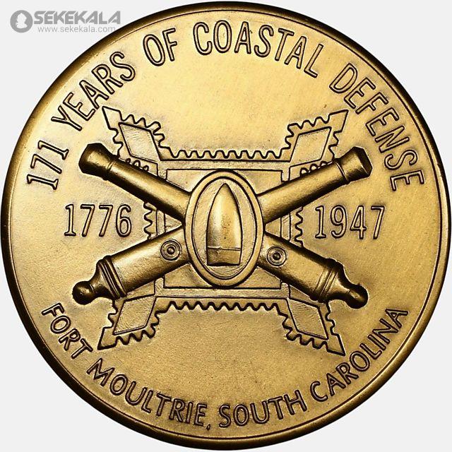 coin collection store.www.sekekala.com040423 (6) این مدال یادبود باارزش، ۱۷۱ سال تاریخ دفاع ساحلی فورت مولتری در کارولینای جنوبی را گرامی میدارد. طراحی زیبا شامل دو توپ متقاطع و یک گلوله توپ مرکزی است که نماد توپخانه و قدرت دفاعی است. سالهای حکاکیشده ۱۷۷۶ تا ۱۹۴۷، دورهای از انقلاب آمریکا تا پس از جنگ جهانی دوم را نشان میدهد. این مدال با کیفیت بالا، یادگاری تاریخی منحصربهفرد برای مجموعهداران و علاقهمندان به تاریخ نظامی است. زمان دقیق ضرب مشخص نیست، اما بهعنوان یادبود پس از ۱۹۴۷ ضرب شده است. برای اطلاعات بیشتر، منابع تاریخی فورت مولتری را بررسی کنید.