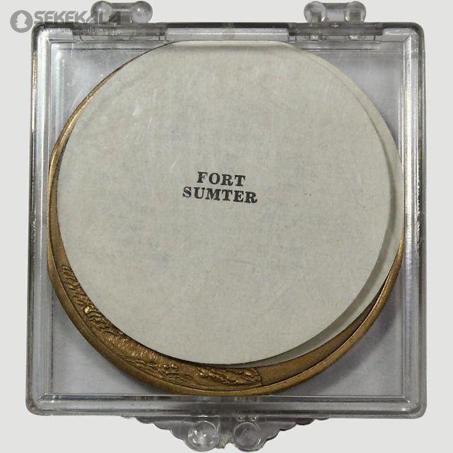 coin collection store.www.sekekala.com040423 (8) این مدال یادبود تاریخی، دوره دفاع کنفدراسیون از فورت سامتر را بین سالهای ۱۸۶۳ تا ۱۸۶۵ به تصویر میکشد. طراحی آن شامل تصویر یک سرباز با پرچم کنفدراسیون است که بر فراز تپهای قرار دارد، نمادی از مقاومت و افتخار نظامی. این مدال بهعنوان یادگاری از جنگ داخلی آمریکا، بهویژه پس از شلیک اول در ۱۲ آوریل ۱۸۶۱ (که در مدال دیگر فورت سامتر ذکر شده)، ارزش بالایی برای مجموعهداران و علاقهمندان به تاریخ دارد. زمان دقیق ضرب مشخص نیست، اما بهعنوان یادبود پس از ۱۸۶۵ ضرب شده است. برای اطلاعات بیشتر، منابع تاریخی فورت سامتر را بررسی کنید.