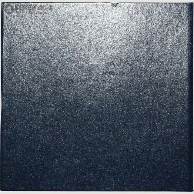 coin collection store.www.sekekala.com040423 (80) این مجموعه سکه به مناسبت دویستمین سالگرد استقلال ایالات متحده (Bicentennial) در سال 1976 ضرب شده و شامل سه سکه نقرهای با کیفیت پروف است که در جعبهای قرمز رنگ با روکش مخملی و نوارهای سهرنگ (قرمز، سفید، آبی) عرضه میشود. سکهها شامل یک دلار، نیم دلار و ربع دلار هستند که هر یک طراحی منحصربهفردی دارند. سکه دلار با تصویر زنگ آزادی (Liberty Bell) و ماه در پسزمینه، سکه نیم دلار با تصویر ساختمان کنگره ایالتی ایلینوی، و سکه ربع دلار با تصویر کلنل ایزاک شلتون طراحی شدهاند. طراحی این سکهها توسط ست جی. هانتینگتون (Seth G. Huntington) و دننیس آر. ویلیامز (Dennis R. Williams) انجام شده و با تکنیک ضرب دوبل بر روی نقره صیقلی ایجاد شدهاند.