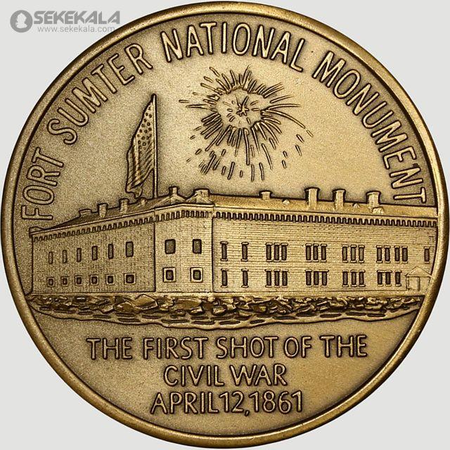 coin collection store.www.sekekala.com040423 (9) این مدال یادبود تاریخی، دوره دفاع کنفدراسیون از فورت سامتر را بین سالهای ۱۸۶۳ تا ۱۸۶۵ به تصویر میکشد. طراحی آن شامل تصویر یک سرباز با پرچم کنفدراسیون است که بر فراز تپهای قرار دارد، نمادی از مقاومت و افتخار نظامی. این مدال بهعنوان یادگاری از جنگ داخلی آمریکا، بهویژه پس از شلیک اول در ۱۲ آوریل ۱۸۶۱ (که در مدال دیگر فورت سامتر ذکر شده)، ارزش بالایی برای مجموعهداران و علاقهمندان به تاریخ دارد. زمان دقیق ضرب مشخص نیست، اما بهعنوان یادبود پس از ۱۸۶۵ ضرب شده است. برای اطلاعات بیشتر، منابع تاریخی فورت سامتر را بررسی کنید.