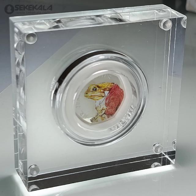 coin collection store سکه خارجی کلکسیونی sekekala.com040612 (500) سکه پروف نقره 50 پنس انگلیس Beatrix Potter) 2017)(جرمی فیشر) این قابهای کریستالی برای نمایش و نگهداری سکهها طراحی شدهاند و از آکریلیک شفاف و مقاوم ساخته شدهاند. ویژگی خاص آنها این است که قاب باز و بسته میشود و دارای قسمت مغناطیسی است که سکه را بهطور امن در جای خود نگه میدارد و همزمان امکان دسترسی آسان به سکه را فراهم میکند.