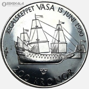 سکه یادبود کارل شانزدهم گوستاف و کشتی وازا (۲۰۰ کرون سوئد، ۱۹۹۰) توضیحات شخصیت روی سکه: این سکه نقره‌ای، پرتره‌ای رسمی از کارل شانزدهم گوستاف (متولد ۱۹۴۶)، پادشاه کنونی سوئد را به نمایش می‌گذارد. از سال ۱۹۷۳ بر تخت سلطنت نشسته و با حمایت از محیط زیست، ورزش و صلح جهانی (مانند جایزه Right Livelihood)، نماد وحدت ملی و مدرنیته است. او از خاندان برنادت، طولانی‌ترین سلطنت مدرن سوئد را دارد و با ملکه سیلویا، تعادل سنت و دموکراسی را نمایندگی می‌کند. جزئیات سکه: ارزش اسمی: ۲۰۰ کرون سوئد سال ضرب: ۱۹۹۰ (۳۵۰مین سالگرد نجات کشتی وازا) جنس: نقره (خلوص ۰.۵۰۰، وزن ۲۸.۴ گرم) طراحی: روی سکه، پرتره پادشاه با عنوان "Sveriges Konung". پشت سکه، تصویر کشتی جنگی وازا (غرق‌شده در ۱۶۲۸، نجات‌یافته در ۱۹۶۱) با کتیبه "Regalskeppet Vasa 15 Juni 1990" و نشان سلطنتی. کیفیت Proof (آینه‌ای و کلکسیونی). یادبود سلطنتی و تاریخی برای کلکسیونرهای علاقه‌مند به سکه‌های اسکاندیناوی و میراث دریایی.