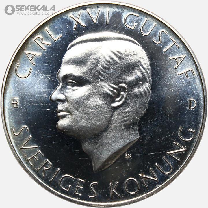 coin colletion store sekekala.comسکه خارجی 040629 (20) سکه یادبود کارل شانزدهم گوستاف و کشتی وازا (۲۰۰ کرون سوئد، ۱۹۹۰) توضیحات شخصیت روی سکه: این سکه نقرهای، پرترهای رسمی از کارل شانزدهم گوستاف (متولد ۱۹۴۶)، پادشاه کنونی سوئد را به نمایش میگذارد. از سال ۱۹۷۳ بر تخت سلطنت نشسته و با حمایت از محیط زیست، ورزش و صلح جهانی (مانند جایزه Right Livelihood)، نماد وحدت ملی و مدرنیته است. او از خاندان برنادت، طولانیترین سلطنت مدرن سوئد را دارد و با ملکه سیلویا، تعادل سنت و دموکراسی را نمایندگی میکند. جزئیات سکه: ارزش اسمی: ۲۰۰ کرون سوئد سال ضرب: ۱۹۹۰ (۳۵۰مین سالگرد نجات کشتی وازا) جنس: نقره (خلوص ۰.۵۰۰، وزن ۲۸.۴ گرم) طراحی: روی سکه، پرتره پادشاه با عنوان "Sveriges Konung". پشت سکه، تصویر کشتی جنگی وازا (غرقشده در ۱۶۲۸، نجاتیافته در ۱۹۶۱) با کتیبه "Regalskeppet Vasa 15 Juni 1990" و نشان سلطنتی. کیفیت Proof (آینهای و کلکسیونی). یادبود سلطنتی و تاریخی برای کلکسیونرهای علاقهمند به سکههای اسکاندیناوی و میراث دریایی.