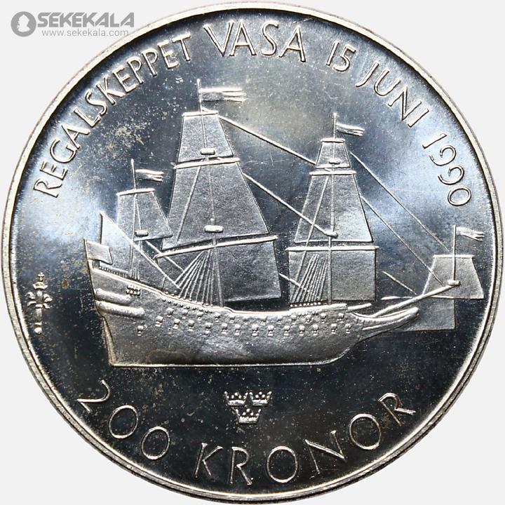 coin colletion store sekekala.comسکه خارجی 040629 (21) سکه یادبود کارل شانزدهم گوستاف و کشتی وازا (۲۰۰ کرون سوئد، ۱۹۹۰) توضیحات شخصیت روی سکه: این سکه نقرهای، پرترهای رسمی از کارل شانزدهم گوستاف (متولد ۱۹۴۶)، پادشاه کنونی سوئد را به نمایش میگذارد. از سال ۱۹۷۳ بر تخت سلطنت نشسته و با حمایت از محیط زیست، ورزش و صلح جهانی (مانند جایزه Right Livelihood)، نماد وحدت ملی و مدرنیته است. او از خاندان برنادت، طولانیترین سلطنت مدرن سوئد را دارد و با ملکه سیلویا، تعادل سنت و دموکراسی را نمایندگی میکند. جزئیات سکه: ارزش اسمی: ۲۰۰ کرون سوئد سال ضرب: ۱۹۹۰ (۳۵۰مین سالگرد نجات کشتی وازا) جنس: نقره (خلوص ۰.۵۰۰، وزن ۲۸.۴ گرم) طراحی: روی سکه، پرتره پادشاه با عنوان "Sveriges Konung". پشت سکه، تصویر کشتی جنگی وازا (غرقشده در ۱۶۲۸، نجاتیافته در ۱۹۶۱) با کتیبه "Regalskeppet Vasa 15 Juni 1990" و نشان سلطنتی. کیفیت Proof (آینهای و کلکسیونی). یادبود سلطنتی و تاریخی برای کلکسیونرهای علاقهمند به سکههای اسکاندیناوی و میراث دریایی.