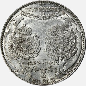 سکه ۲ Mil Réis برزیل – یادبود صدسالگی استقلال (۱۹۲۲) این سکه نقره‌ای زیبا در سال ۱۹۲۲ و به افتخار ۱۰۰مین سال استقلال برزیل ضرب شده است. در روی سکه، تصویر Dom Pedro I – اعلام‌کننده استقلال – در کنار Epitácio Pessoa، رئیس‌جمهور وقت برزیل، دیده می‌شود که ارتباط میان آغاز استقلال و دوره جمهوری را نشان می‌دهد. پشت سکه دو نماد مهم تاریخ این کشور قرار گرفته است: نشان امپراتوری برزیل و نشان جمهوری برزیل؛ ترکیبی که گذار تاریخی برزیل از سلطنت به جمهوری را به‌خوبی نمایش می‌دهد. این قطعه با طراحی چشمگیر، ضرب محدود و جایگاه تاریخی ویژه، یکی از سکه‌های محبوب مجموعه‌داران برزیل و آمریکای لاتین به‌شمار می‌آید و برای تکمیل هر کلکسیون تاریخی گزینه‌ای ارزنده است.