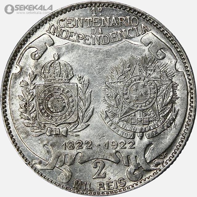 coin collection store numismatic www.sekekala.com 040829 (59) سکه ۲ Mil Réis برزیل – یادبود صدسالگی استقلال (۱۹۲۲) این سکه نقرهای زیبا در سال ۱۹۲۲ و به افتخار ۱۰۰مین سال استقلال برزیل ضرب شده است. در روی سکه، تصویر Dom Pedro I – اعلامکننده استقلال – در کنار Epitácio Pessoa، رئیسجمهور وقت برزیل، دیده میشود که ارتباط میان آغاز استقلال و دوره جمهوری را نشان میدهد. پشت سکه دو نماد مهم تاریخ این کشور قرار گرفته است: نشان امپراتوری برزیل و نشان جمهوری برزیل؛ ترکیبی که گذار تاریخی برزیل از سلطنت به جمهوری را بهخوبی نمایش میدهد. این قطعه با طراحی چشمگیر، ضرب محدود و جایگاه تاریخی ویژه، یکی از سکههای محبوب مجموعهداران برزیل و آمریکای لاتین بهشمار میآید و برای تکمیل هر کلکسیون تاریخی گزینهای ارزنده است.