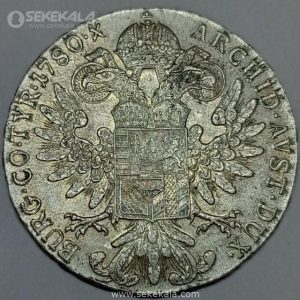 الر ماریا ترزا – یک سکه با تاریخچه‌ای خاص تالر ماریا ترزا یکی از سکه‌های معروف نقره‌ای جهان است که برای اولین بار در سال 1780 میلادی ضرب شد. این سکه به دلیل شهرت و اعتماد بالایی که در معاملات تجاری داشت، در طول قرن 19 و اوایل قرن 20 نیز در کشورهای مختلف به‌صورت رسمی ضرب و مورد استفاده قرار گرفت. جالب است بدانید که این سکه نه‌تنها در اروپا بلکه در مناطق دوردستی مانند شمال آفریقا، خاورمیانه و حتی عربستان به‌عنوان واحدی معتبر در مبادلات تجاری استفاده می‌شد. به همین دلیل، نسخه‌های مختلفی از این سکه در دوره‌های مختلف ضرب شده‌اند، اما همگی دارای تاریخ 1780 هستند.