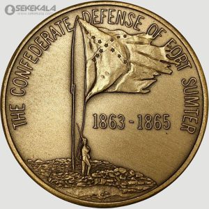 این مدال یادبود تاریخی، دوره دفاع کنفدراسیون از فورت سامتر را بین سال‌های ۱۸۶۳ تا ۱۸۶۵ به تصویر می‌کشد. طراحی آن شامل تصویر یک سرباز با پرچم کنفدراسیون است که بر فراز تپه‌ای قرار دارد، نمادی از مقاومت و افتخار نظامی. این مدال به‌عنوان یادگاری از جنگ داخلی آمریکا، به‌ویژه پس از شلیک اول در ۱۲ آوریل ۱۸۶۱ (که در مدال دیگر فورت سامتر ذکر شده)، ارزش بالایی برای مجموعه‌داران و علاقه‌مندان به تاریخ دارد. زمان دقیق ضرب مشخص نیست، اما به‌عنوان یادبود پس از ۱۸۶۵ ضرب شده است. برای اطلاعات بیشتر، منابع تاریخی فورت سامتر را بررسی کنید.