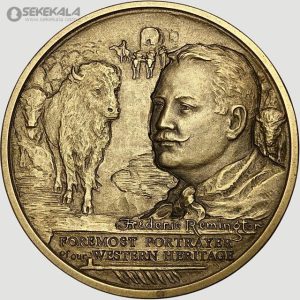 این مدال یادبود هنری، اثری از فردریک رمنگتون، نقاش و مجسمه‌ساز برجسته آمریکایی، است که در سال ۱۹۰۵ ضرب شده است. طراحی آن یک سوارکار را در حال رام کردن اسبی وحشی نشان می‌دهد که با مار زنگی (Rattlesnake) درگیر است، نمادی از زندگی پرماجرا و خشن غرب وحشی. این مدال با کیفیت بالا، به‌عنوان یکی از شاهکارهای رمنگتون، یادگاری ارزشمند برای مجموعه‌داران و علاقه‌مندان به هنر و تاریخ غرب آمریکا محسوب می‌شود. متن حکاکی‌شده "THE RATTLESNAKE" و امضای "J.E. Fraser 1905" اصالت و تاریخچه آن را تأیید می‌کند.