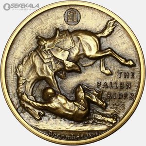 توضیح محصول: این مدال یادبود هنری، اثری از فردریک رمنگتون، نقاش و مجسمه‌ساز برجسته آمریکایی، است که در دسامبر ۱۸۹۸ ضرب شده است. طراحی آن یک سوارکار را نشان می‌دهد که از اسب افتاده و در حال مبارزه با حیوان است، نمادی از سختی‌ها و خطرات زندگی در غرب وحشی. این مدال با کیفیت بالا، به‌عنوان یکی از آثار برجسته رمنگتون، یادگاری ارزشمند برای مجموعه‌داران و علاقه‌مندان به هنر و تاریخ غرب آمریکا محسوب می‌شود. متن حکاکی‌شده "THE FALLEN RIDER" و امضای "Maco 1907" اصالت و تاریخچه آن را تأیید می‌کند.