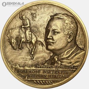 توضیح محصول: این مدال یادبود هنری، اثری از فردریک رمنگتون، نقاش و مجسمه‌ساز برجسته آمریکایی، است که در دسامبر ۱۸۹۸ ضرب شده است. طراحی آن یک سوارکار را نشان می‌دهد که از اسب افتاده و در حال مبارزه با حیوان است، نمادی از سختی‌ها و خطرات زندگی در غرب وحشی. این مدال با کیفیت بالا، به‌عنوان یکی از آثار برجسته رمنگتون، یادگاری ارزشمند برای مجموعه‌داران و علاقه‌مندان به هنر و تاریخ غرب آمریکا محسوب می‌شود. متن حکاکی‌شده "THE FALLEN RIDER" و امضای "Maco 1907" اصالت و تاریخچه آن را تأیید می‌کند.