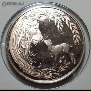این مدال یادبود توسط فرانکلین مینت (The Franklin Mint) در سال ۱۹۸۴ ضرب شده و با عنوان "Peace on Earth" (صلح بر زمین) عرضه شده است. طراحی آن توسط جیم فرل (Jim Ferrell) و دن شفلر (Don Schufler) از استودیو مجسمه‌سازان فرانکلین مینت انجام شده و بر اساس کار اخیر فرل الهام گرفته شده است. این مدال شامل پرتره‌ای از لارنس عربستان و مدال‌های نقاشی‌شده توسط نقاش برجسته انگلیسی، سر جوشوا رینولدز (Sir Joshua Reynolds) است. متن حکاکی‌شده "Peace on Earth" همراه با شاخه‌های زیتون، نماد صلح و امید را به تصویر می‌کشد. این قطعه در یک قاب تزئینی ارائه شده و برای مجموعه‌داران سکه و علاقه‌مندان به هنر و تاریخ ارزشمند است.