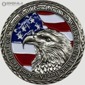 این مدال یادبود به افتخار افسران پلیس طراحی شده و با شعار "PROTECT - DEFEND - SERVE" (حفاظت، دفاع، خدمت) حکاکی شده است. طراحی آن شامل یک عقاب با بال‌های گشوده است که نماد قدرت، آزادی و وفاداری است، و در مرکز یک نشان پلیس با نوارهایی با عنوان "POLICE OFFICER" قرار دارد. حاشیه مدال با ستاره‌ها و طرح‌های تزئینی احاطه شده که جلوه‌ای رسمی و افتخارآمیز به آن می‌بخشد. روی دیگر مدال، که تصویر یک عقاب بر فراز پرچم آمریکا با متن "Whom Shall I Send And Who Will Go For Us" (کدامین را بفرستم و کی برای ما خواهد رفت) است، به ارزش‌های داوطلبانه و فداکاری اشاره دارد. این مدال برای مجموعه‌داران و افرادی که به خدمات پلیس احترام می‌گذارند، ارزشمند است. زمان و مکان دقیق ضرب آن در تصویر مشخص نیست.