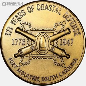 این مدال یادبود باارزش، ۱۷۱ سال تاریخ دفاع ساحلی فورت مولتری در کارولینای جنوبی را گرامی می‌دارد. طراحی زیبا شامل دو توپ متقاطع و یک گلوله توپ مرکزی است که نماد توپخانه و قدرت دفاعی است. سال‌های حکاکی‌شده ۱۷۷۶ تا ۱۹۴۷، دوره‌ای از انقلاب آمریکا تا پس از جنگ جهانی دوم را نشان می‌دهد. این مدال با کیفیت بالا، یادگاری تاریخی منحصربه‌فرد برای مجموعه‌داران و علاقه‌مندان به تاریخ نظامی است. زمان دقیق ضرب مشخص نیست، اما به‌عنوان یادبود پس از ۱۹۴۷ ضرب شده است. برای اطلاعات بیشتر، منابع تاریخی فورت مولتری را بررسی کنید.