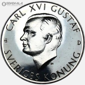 سکه یادبود کارل شانزدهم گوستاف و کشتی وازا (۲۰۰ کرون سوئد، ۱۹۹۰) توضیحات شخصیت روی سکه: این سکه نقره‌ای، پرتره‌ای رسمی از کارل شانزدهم گوستاف (متولد ۱۹۴۶)، پادشاه کنونی سوئد را به نمایش می‌گذارد. از سال ۱۹۷۳ بر تخت سلطنت نشسته و با حمایت از محیط زیست، ورزش و صلح جهانی (مانند جایزه Right Livelihood)، نماد وحدت ملی و مدرنیته است. او از خاندان برنادت، طولانی‌ترین سلطنت مدرن سوئد را دارد و با ملکه سیلویا، تعادل سنت و دموکراسی را نمایندگی می‌کند. جزئیات سکه: ارزش اسمی: ۲۰۰ کرون سوئد سال ضرب: ۱۹۹۰ (۳۵۰مین سالگرد نجات کشتی وازا) جنس: نقره (خلوص ۰.۵۰۰، وزن ۲۸.۴ گرم) طراحی: روی سکه، پرتره پادشاه با عنوان "Sveriges Konung". پشت سکه، تصویر کشتی جنگی وازا (غرق‌شده در ۱۶۲۸، نجات‌یافته در ۱۹۶۱) با کتیبه "Regalskeppet Vasa 15 Juni 1990" و نشان سلطنتی. کیفیت Proof (آینه‌ای و کلکسیونی). یادبود سلطنتی و تاریخی برای کلکسیونرهای علاقه‌مند به سکه‌های اسکاندیناوی و میراث دریایی.